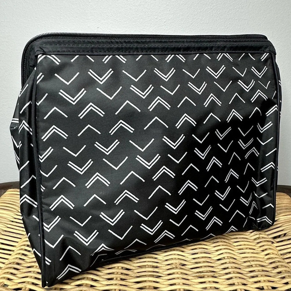 thirty-one Other - Thirty-One Essentials Beauty Cosmetic Toiletry bag Tip Top Chevron print